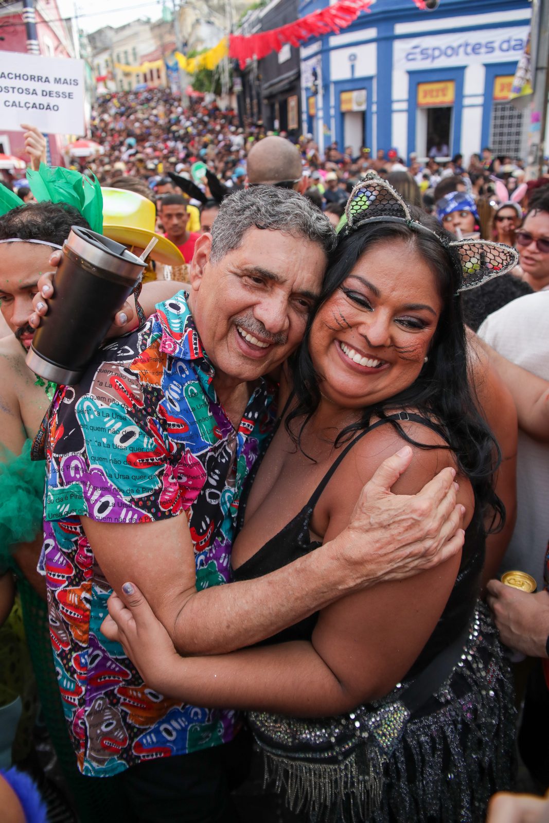 João Paulo abraça uma apoiadora em meio à multidão do carnaval de Olinda