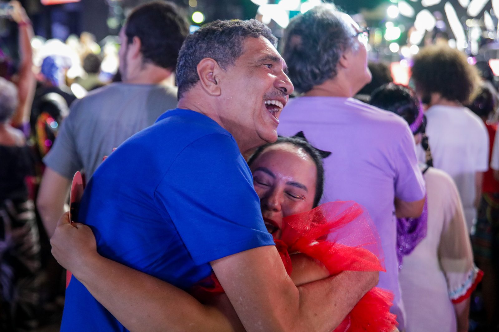 João Paulo sorri abraçado a apoiadores em uma festa junina