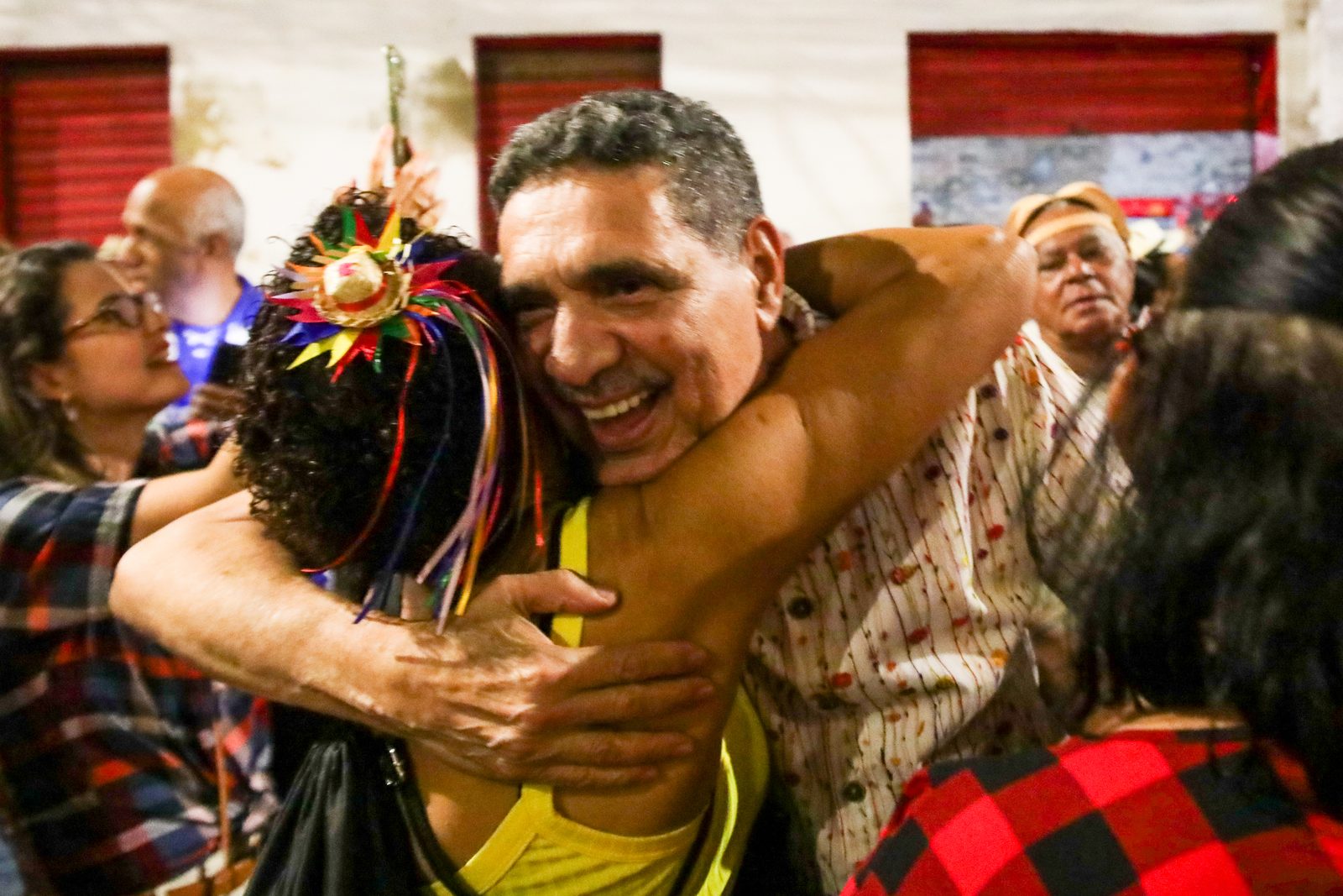 João Paulo abraça uma foliã com adereço de carnaval na cabeça