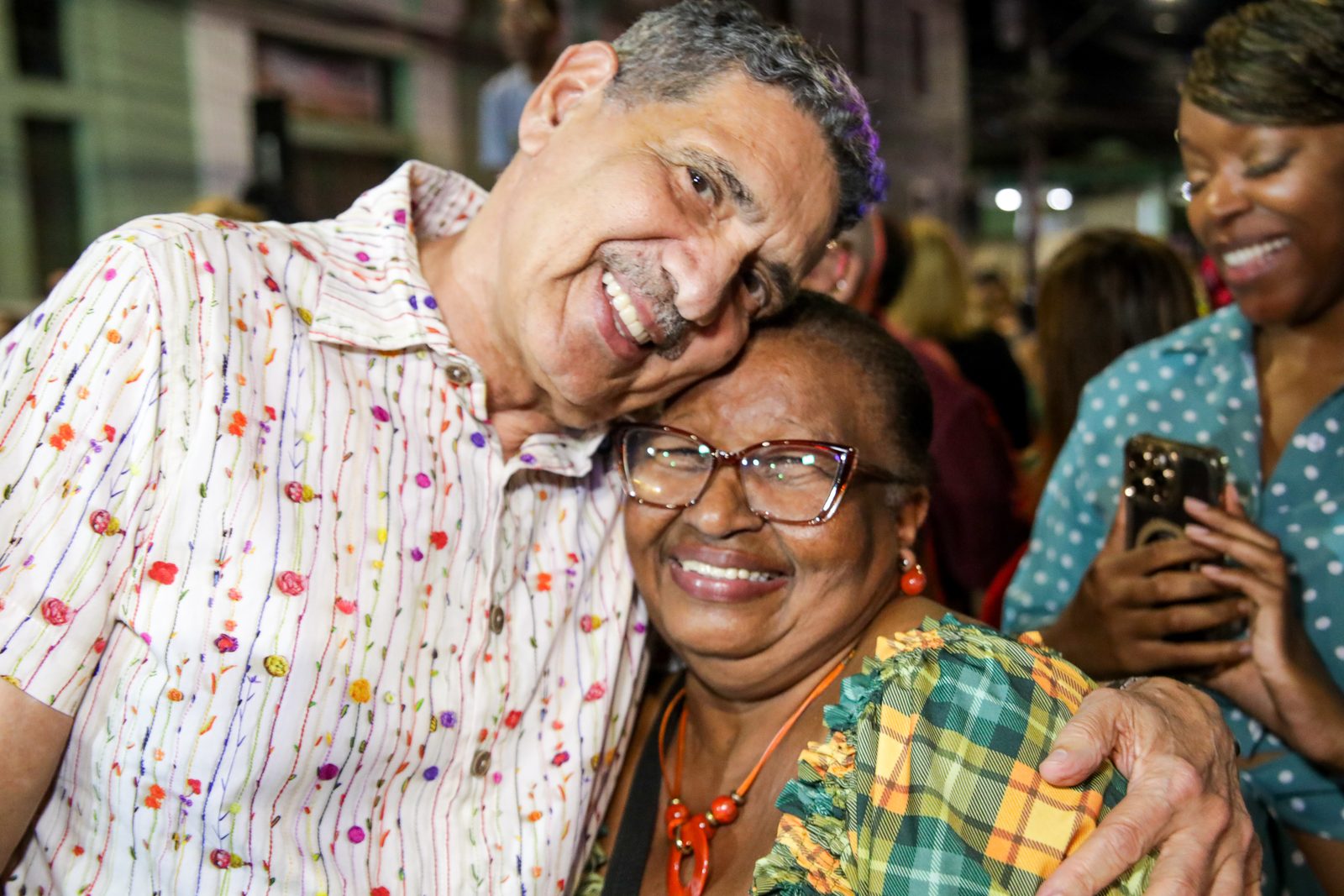 João Paulo abraça carinhosamente uma senhora em evento popular